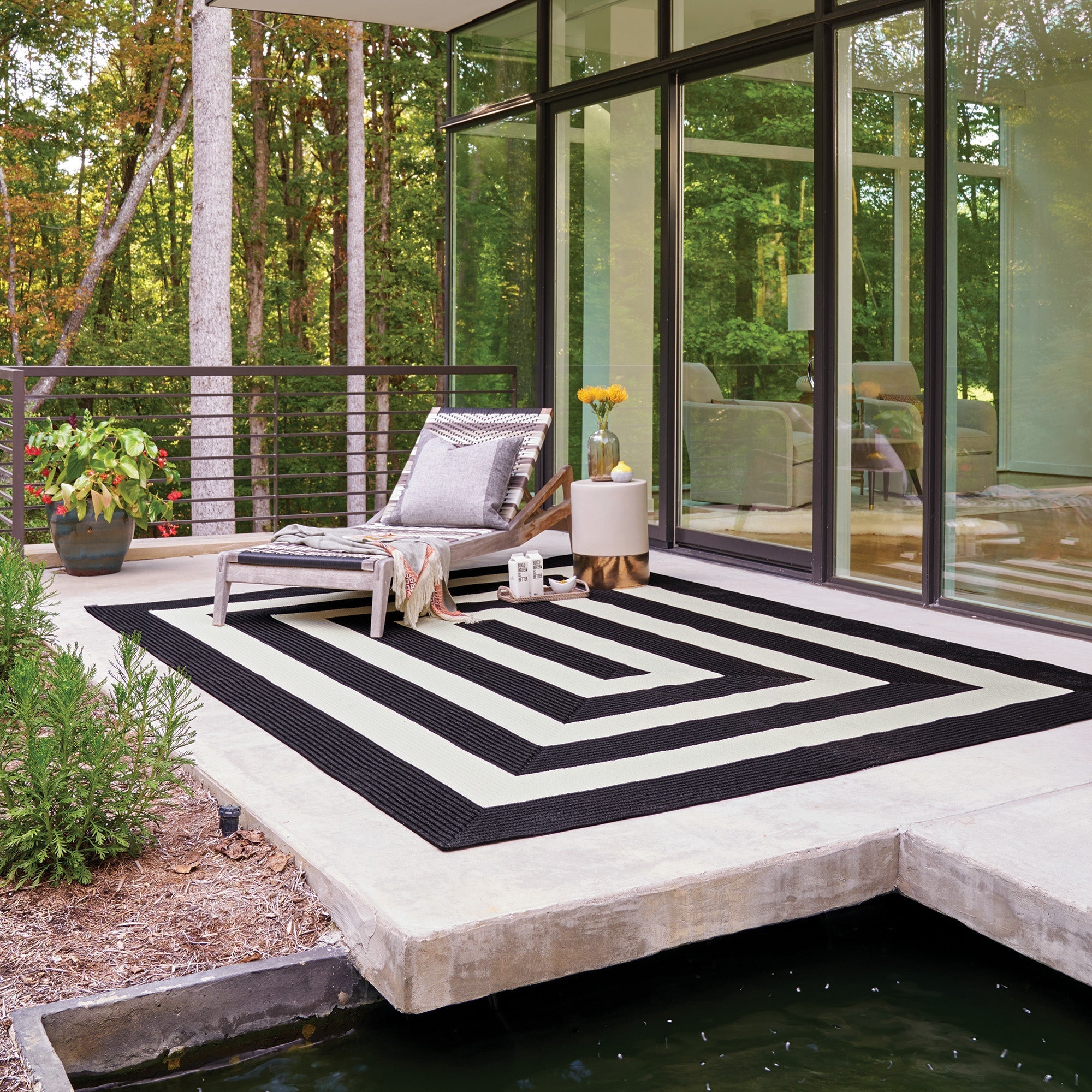 Timeless Black Braided Rug Concentric Rectangle image