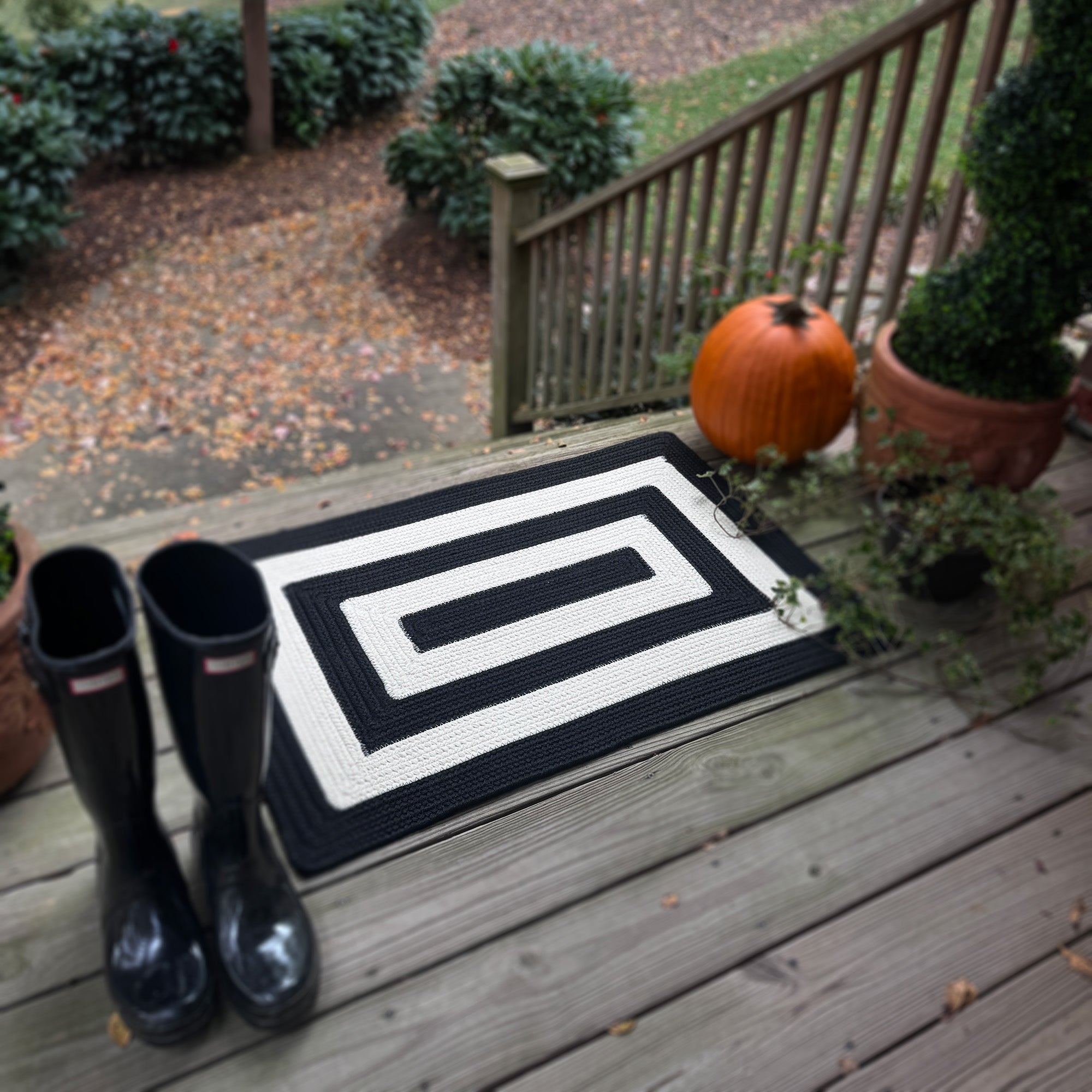 Timeless Black Braided Rug Concentric Rectangle image